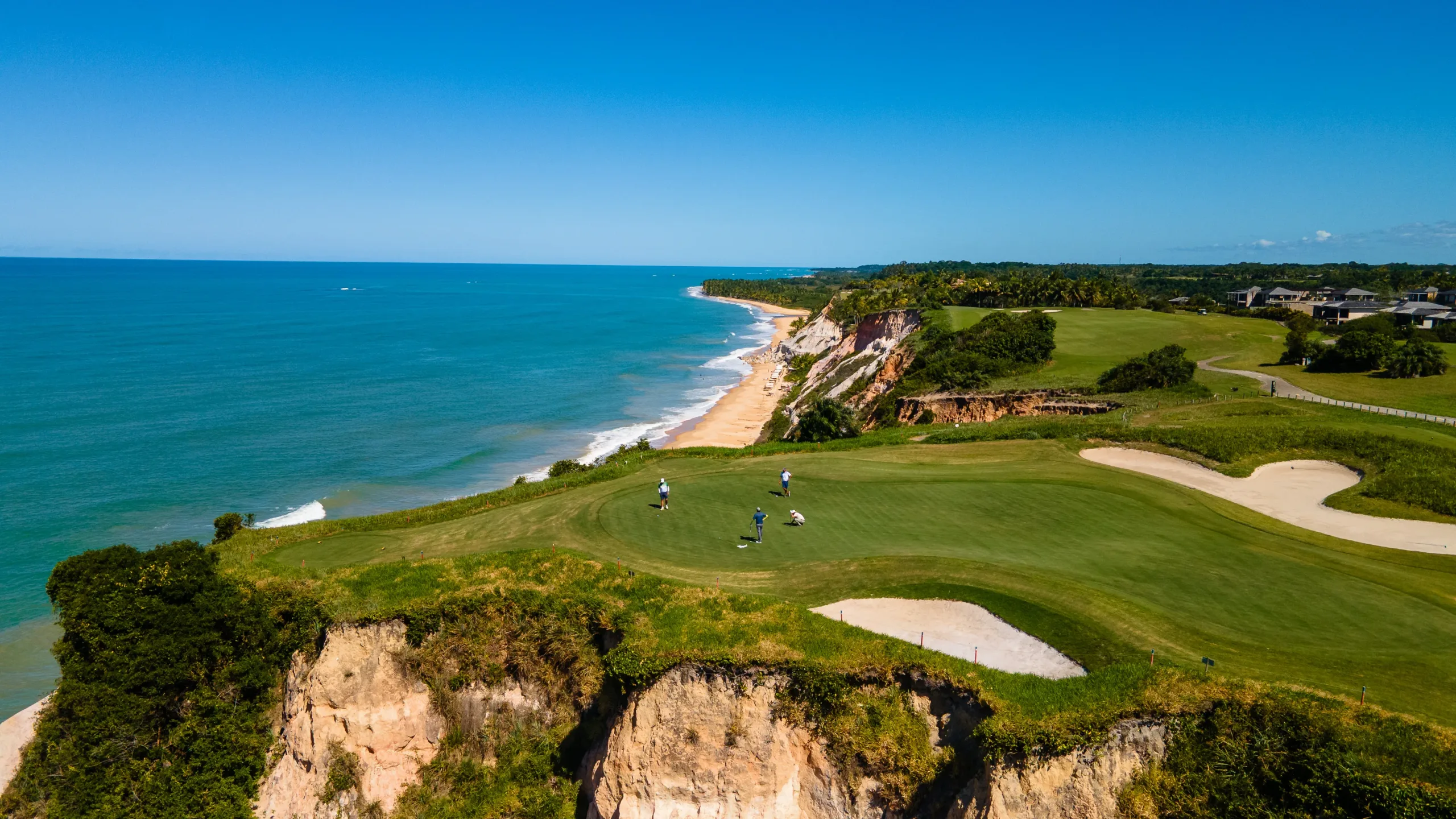 Buraco 14 do Terravista Golf Course sobre as falésias em Trancoso